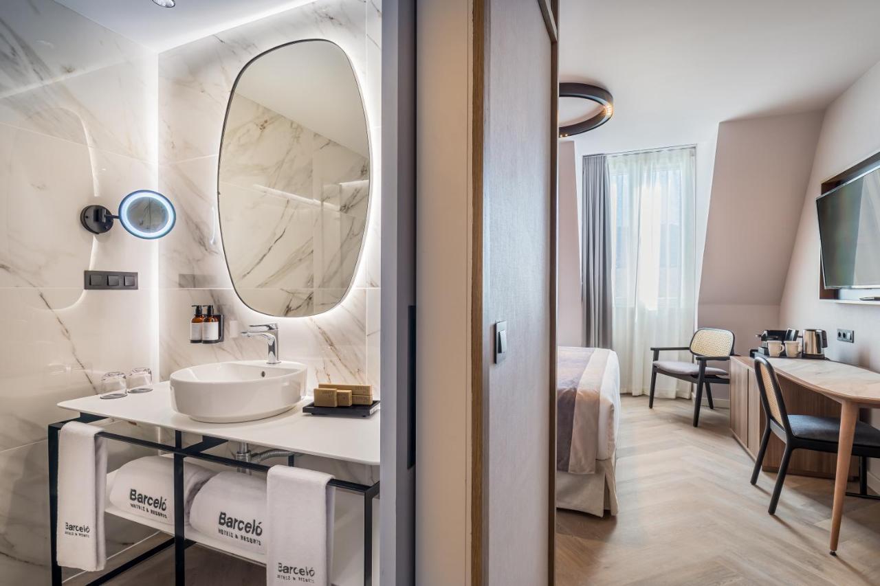 Barcelo Funchal Oldtown Hotel ภายนอก รูปภาพ A room at the hotel