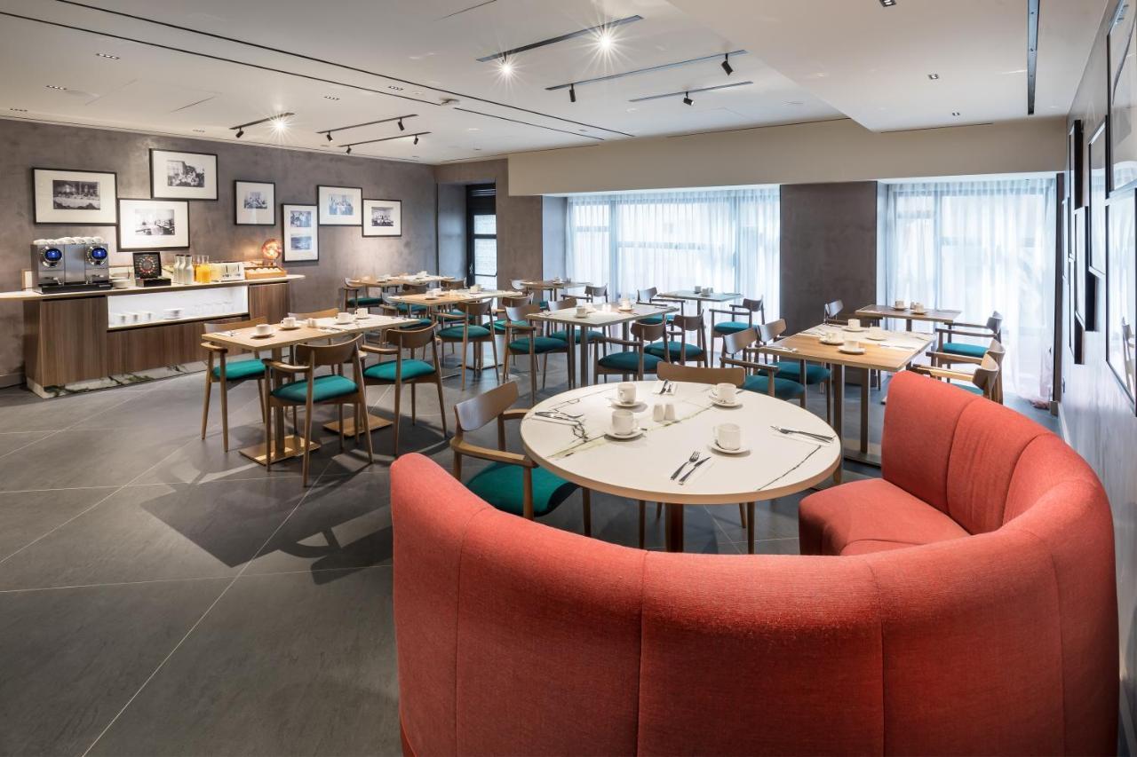 Barcelo Funchal Oldtown Hotel ภายนอก รูปภาพ The Lounge at Hong Kong International Airport