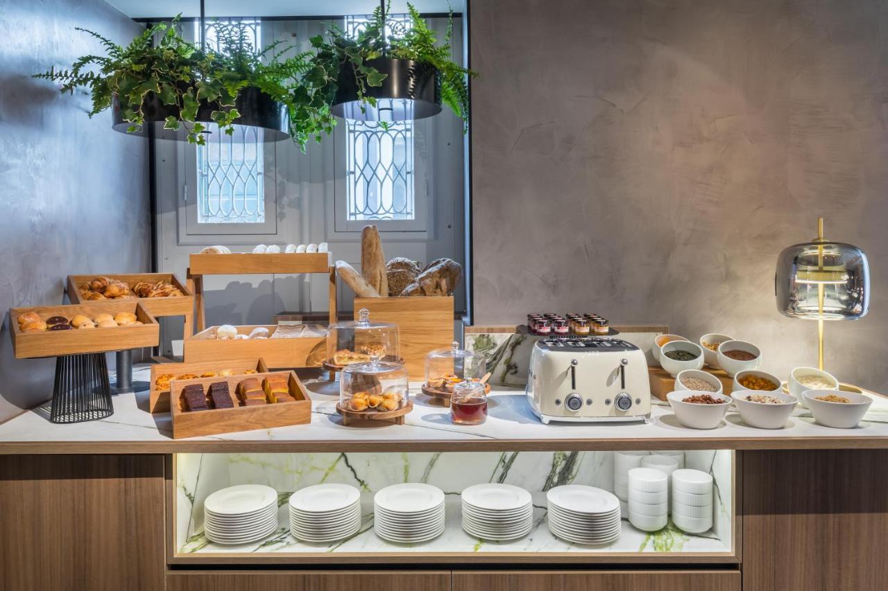 Barcelo Funchal Oldtown Hotel ภายนอก รูปภาพ The buffet at the lounge