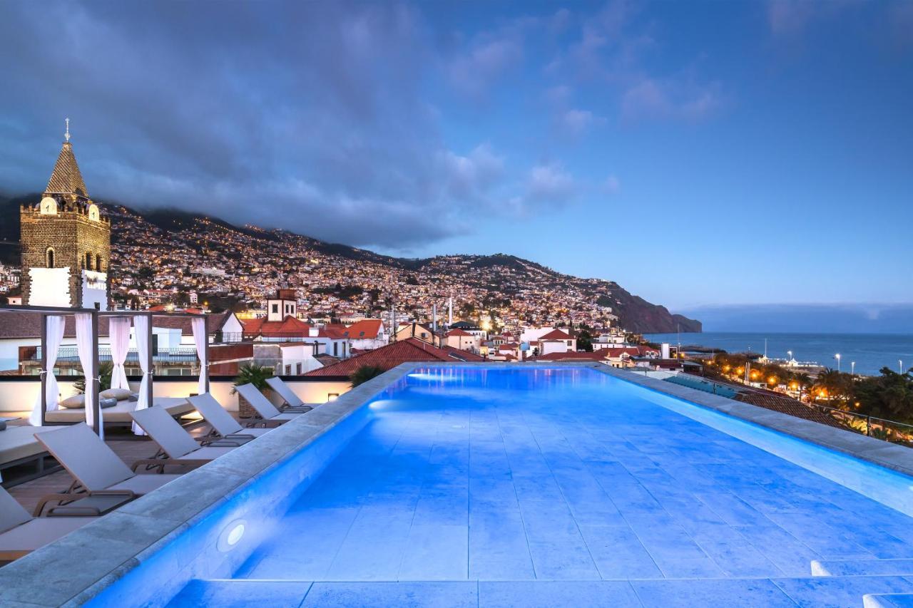 Barcelo Funchal Oldtown Hotel ภายนอก รูปภาพ The pool at the Belmond Madeira, overlooking Funchal