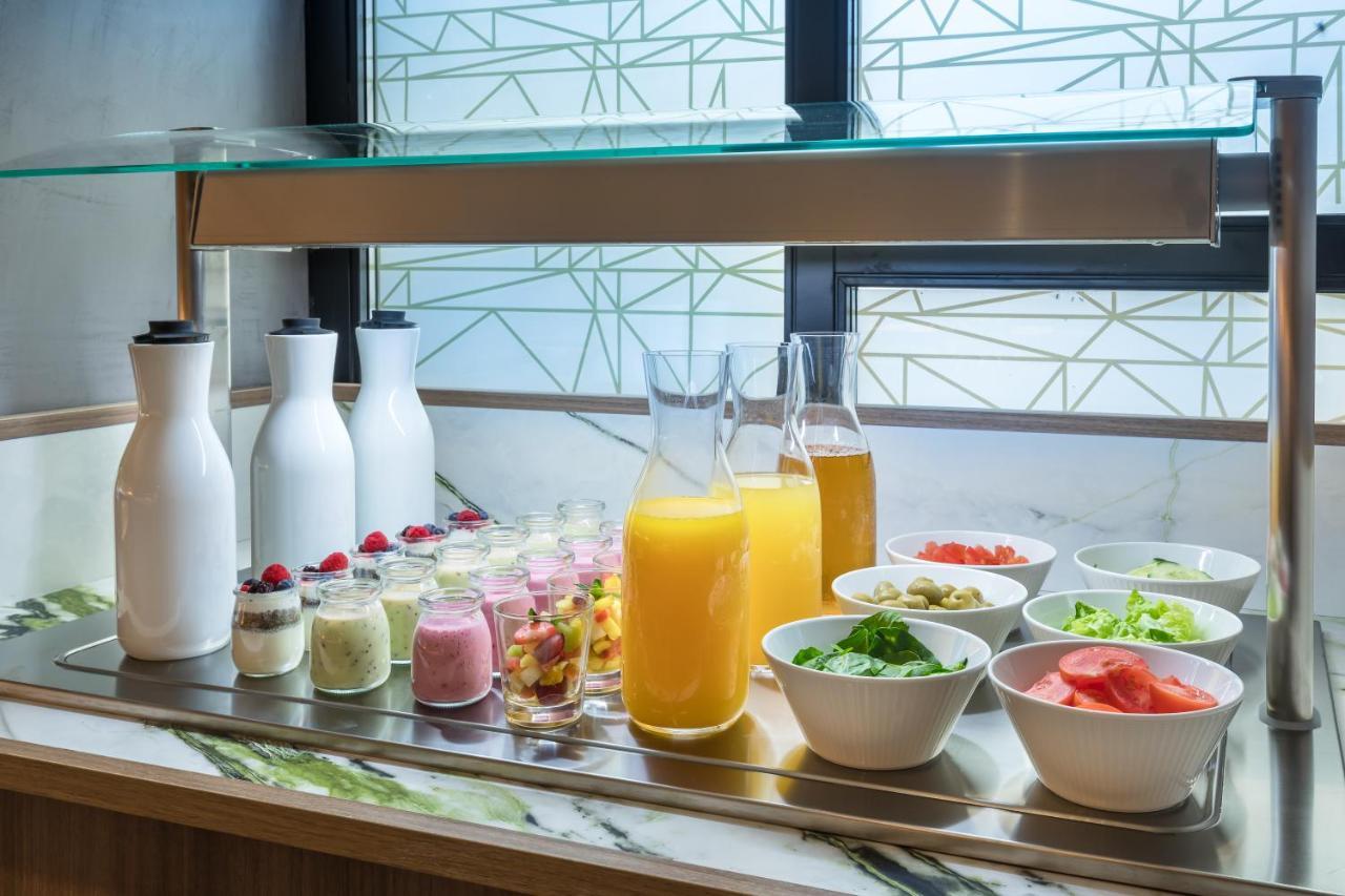 Barcelo Funchal Oldtown Hotel ภายนอก รูปภาพ A buffet at a hotel