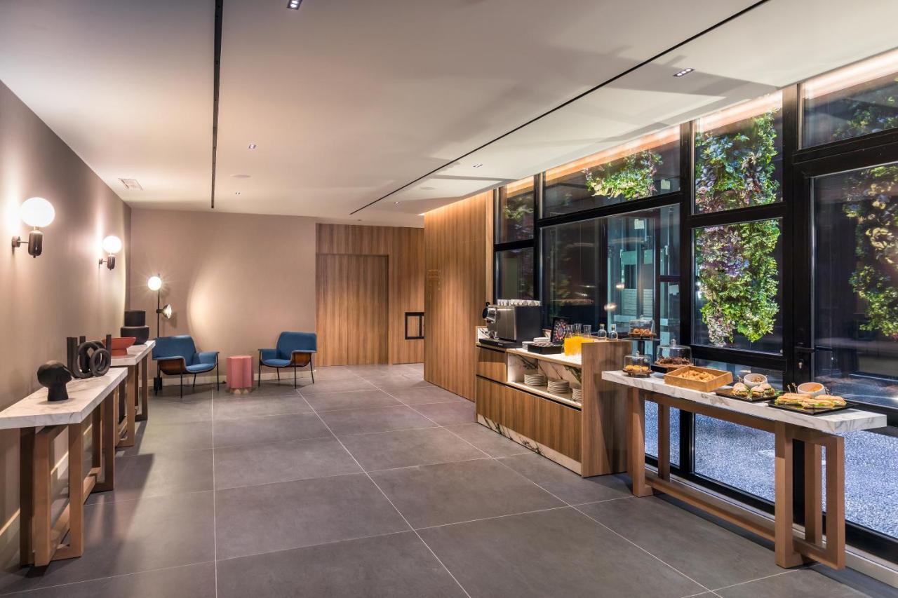 Barcelo Funchal Oldtown Hotel ภายนอก รูปภาพ The lounge at London Heathrow Airport