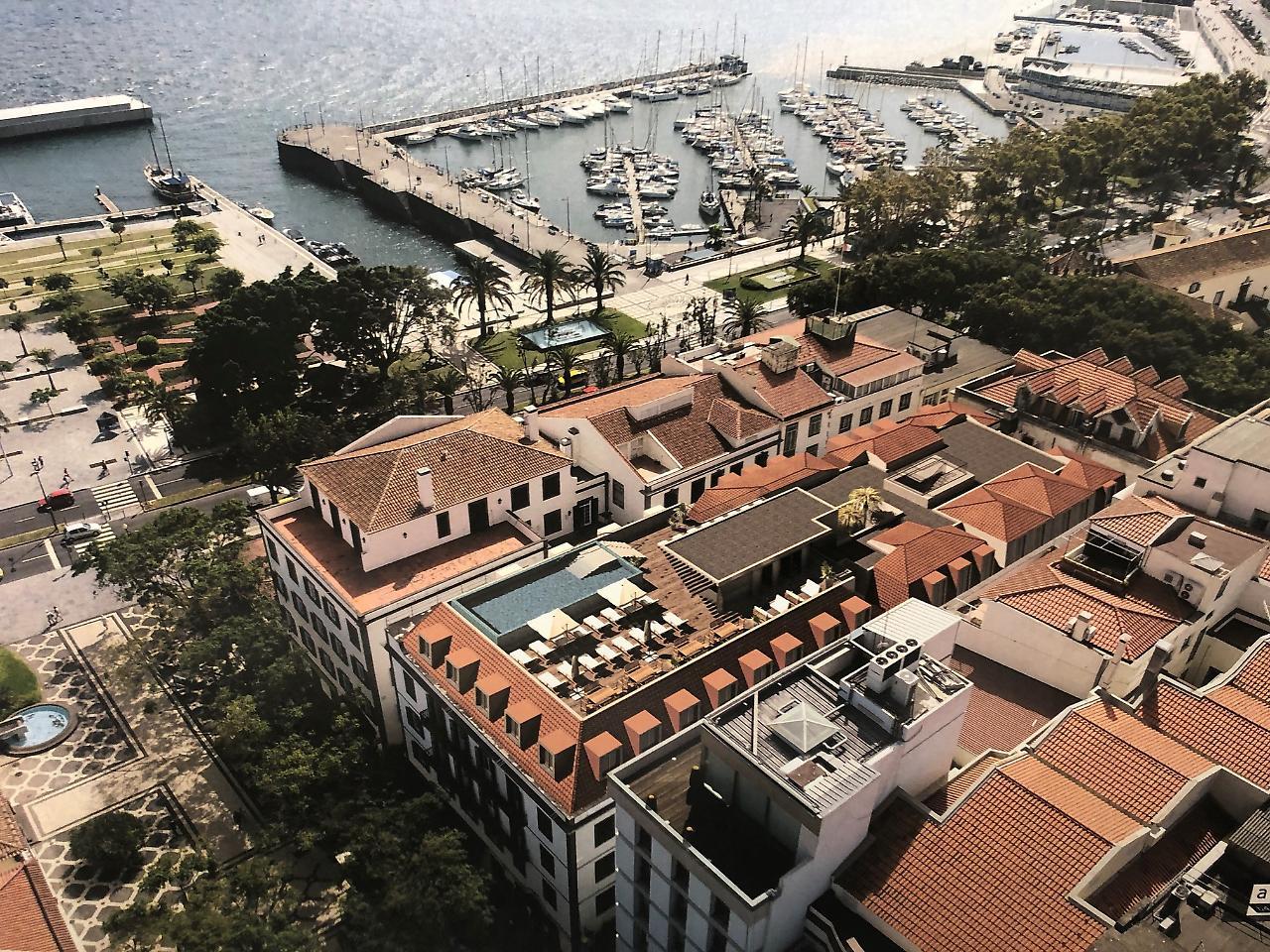 Barcelo Funchal Oldtown Hotel ภายนอก รูปภาพ The rooftop pool at the Hotel de la Paix
